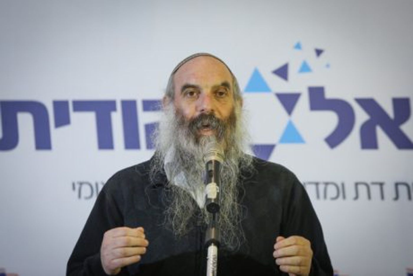 'לא הוטעיתי; הרב שלך לא התיר לאישה לדבר בחופה'