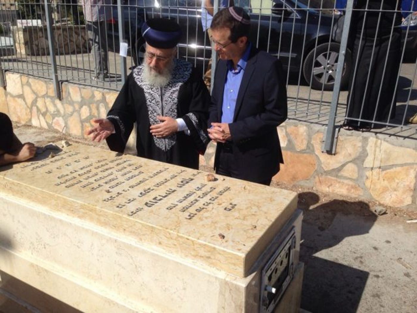הרצוג הראשל"צ בקבר מרן הרב עובדיה