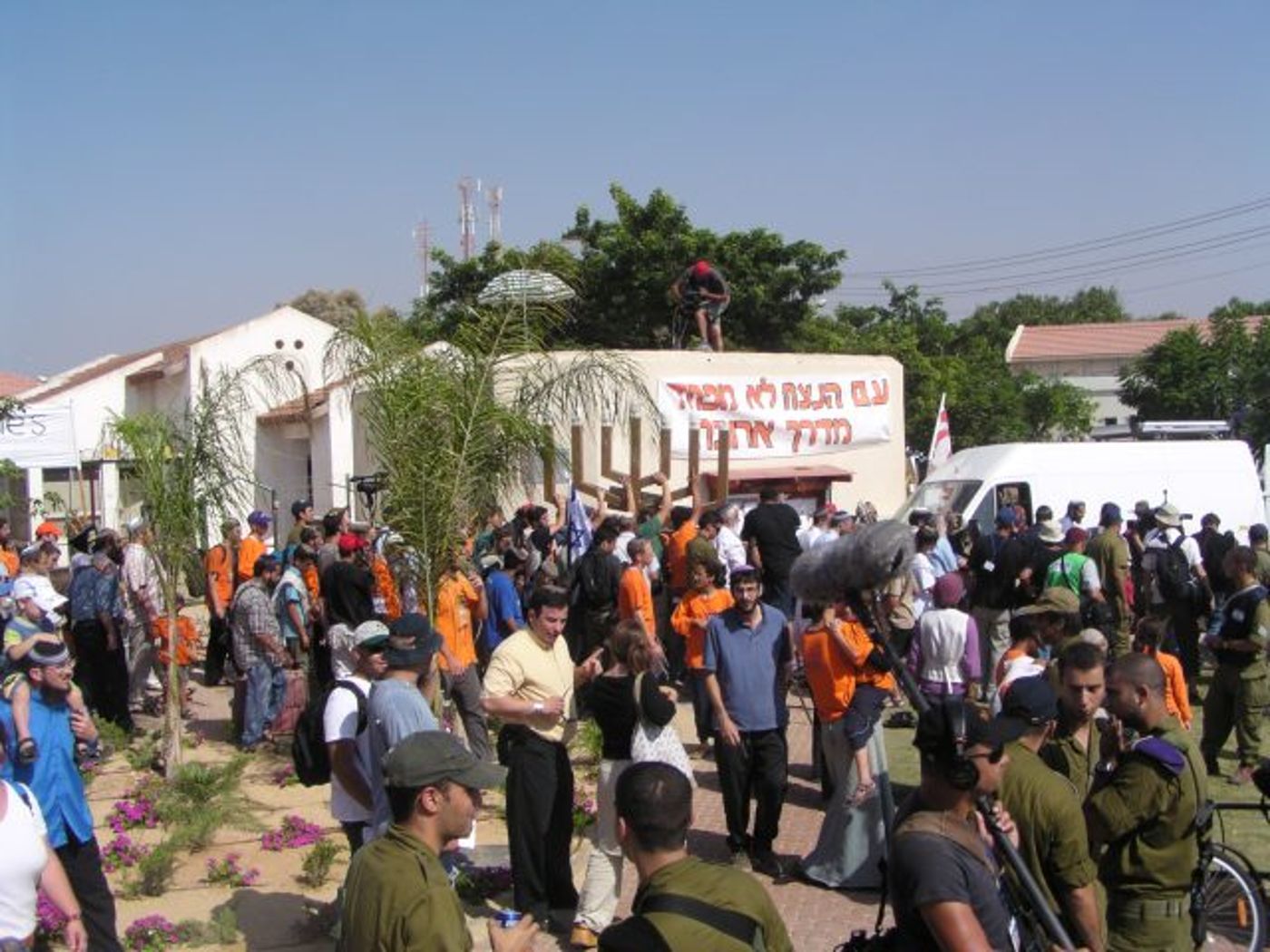 נולדו לתוך הטרגדיה: ילדי הגירוש חוגגים בר מצווה
