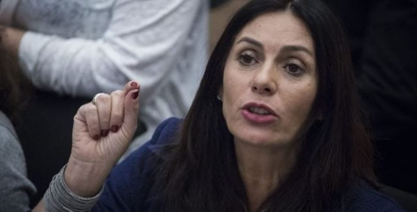 "מציעה למפיקי הסרט לערוך הבחנה חיונית בין עשיית סרטים ל'חיים בסרט'. "