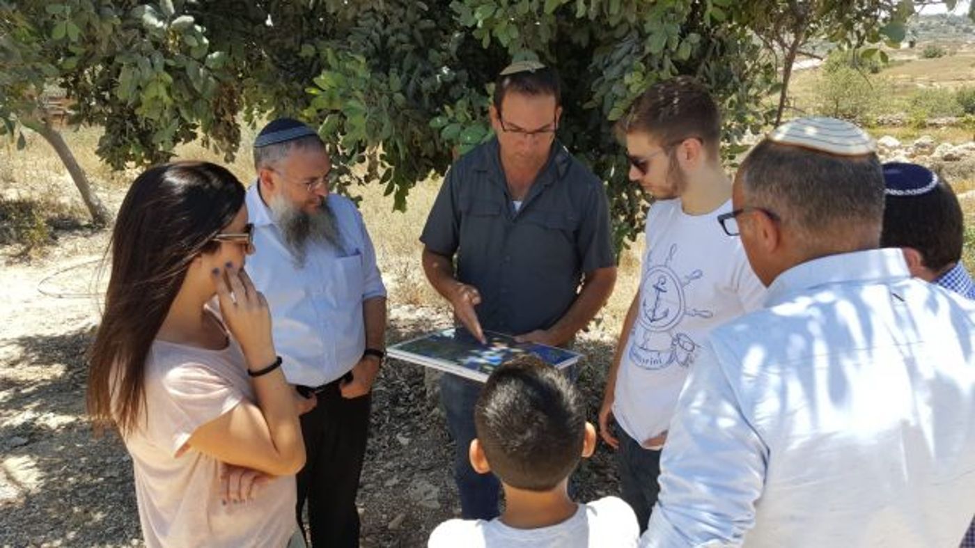 נתניהו עם מפוני נתיב האבות וראש מועצת גוש עציון (קרדיט: יעקב לפקין)