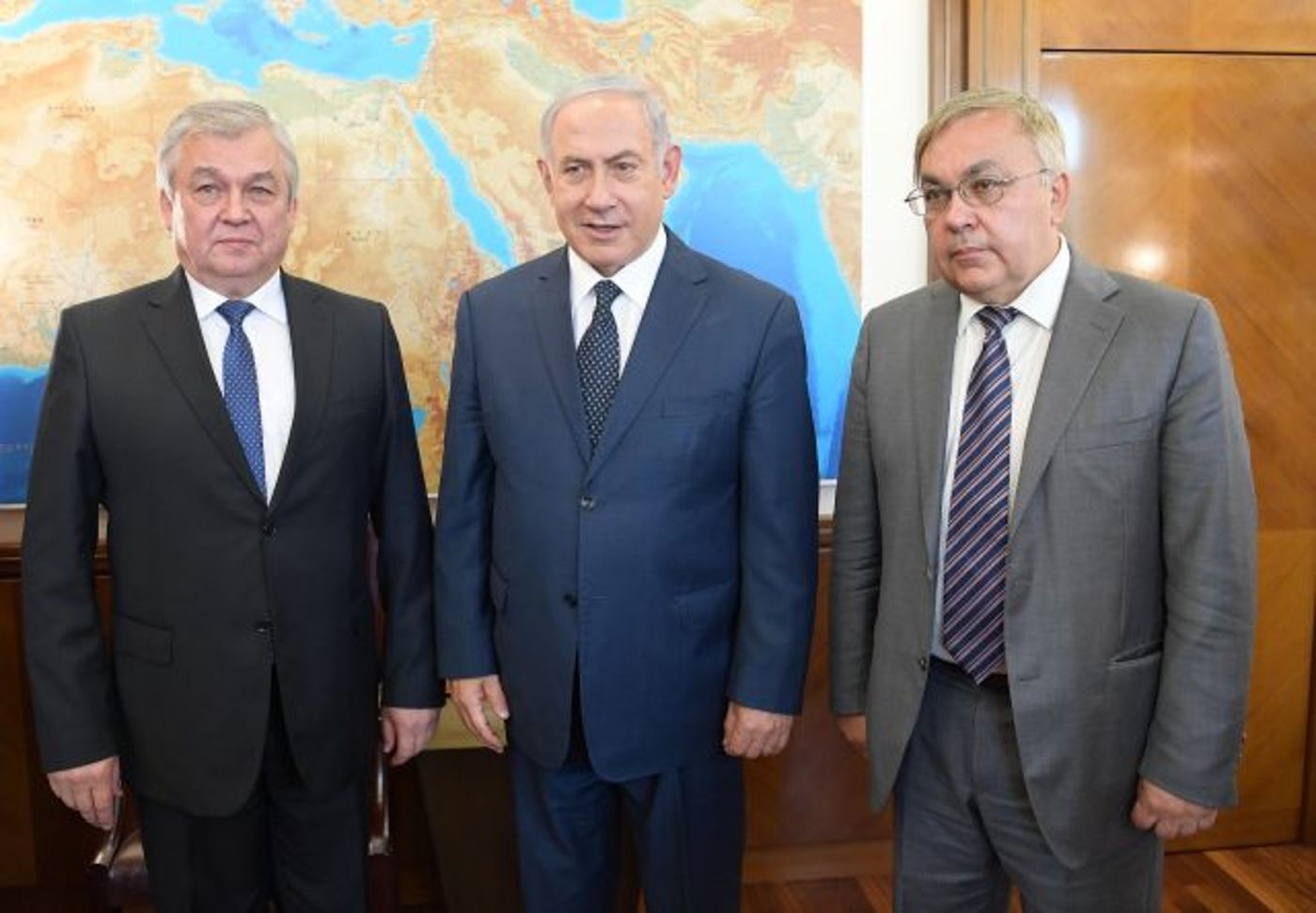נתניהו ונציגי פטין בישראל (קרדיט: עמוס בן גרשום \ לע"מ)