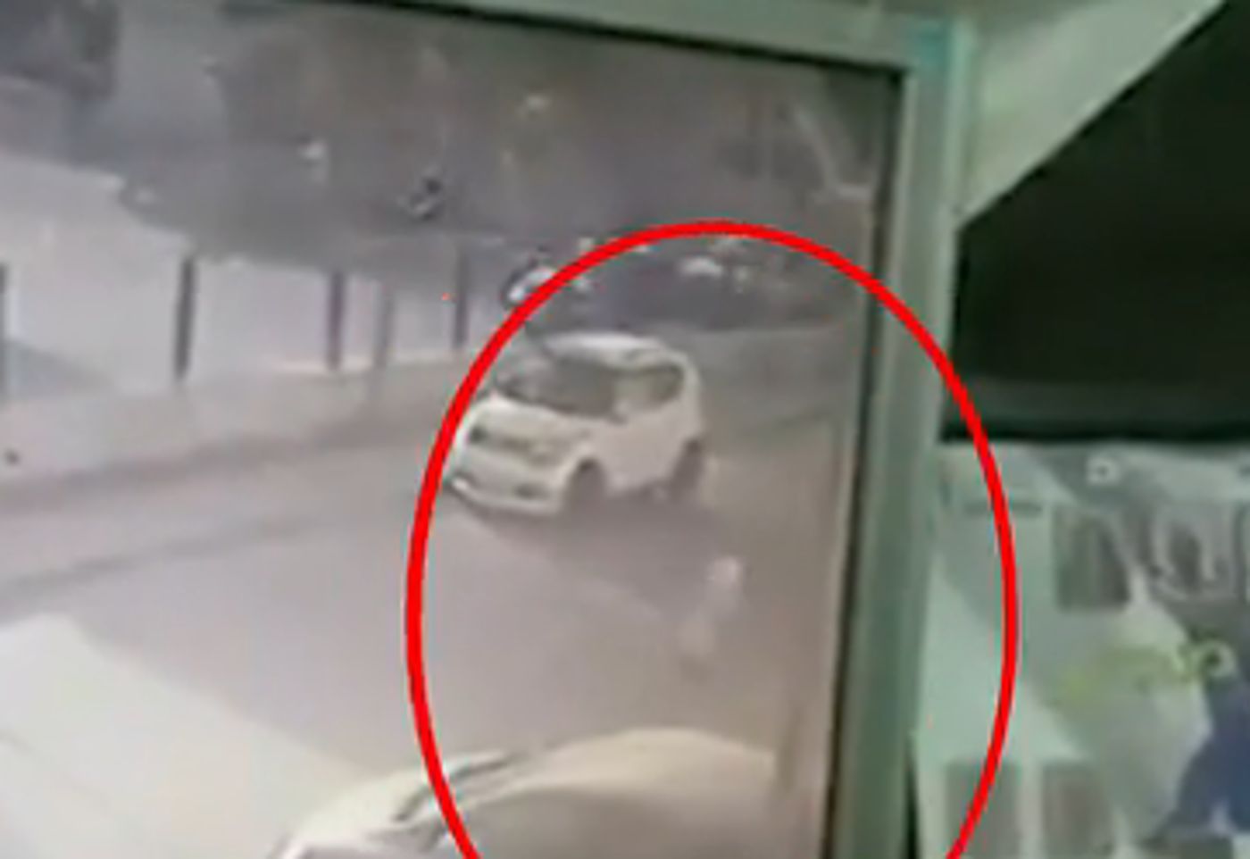לא יאמן: עבר ליד טיל שנפל בשדרות ויצא ללא פגע. צפו