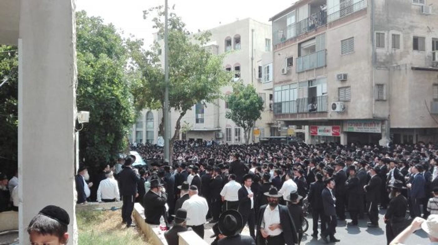 צפו: אלפים בהלווית הרב שריה דבליצקי זצ"ל