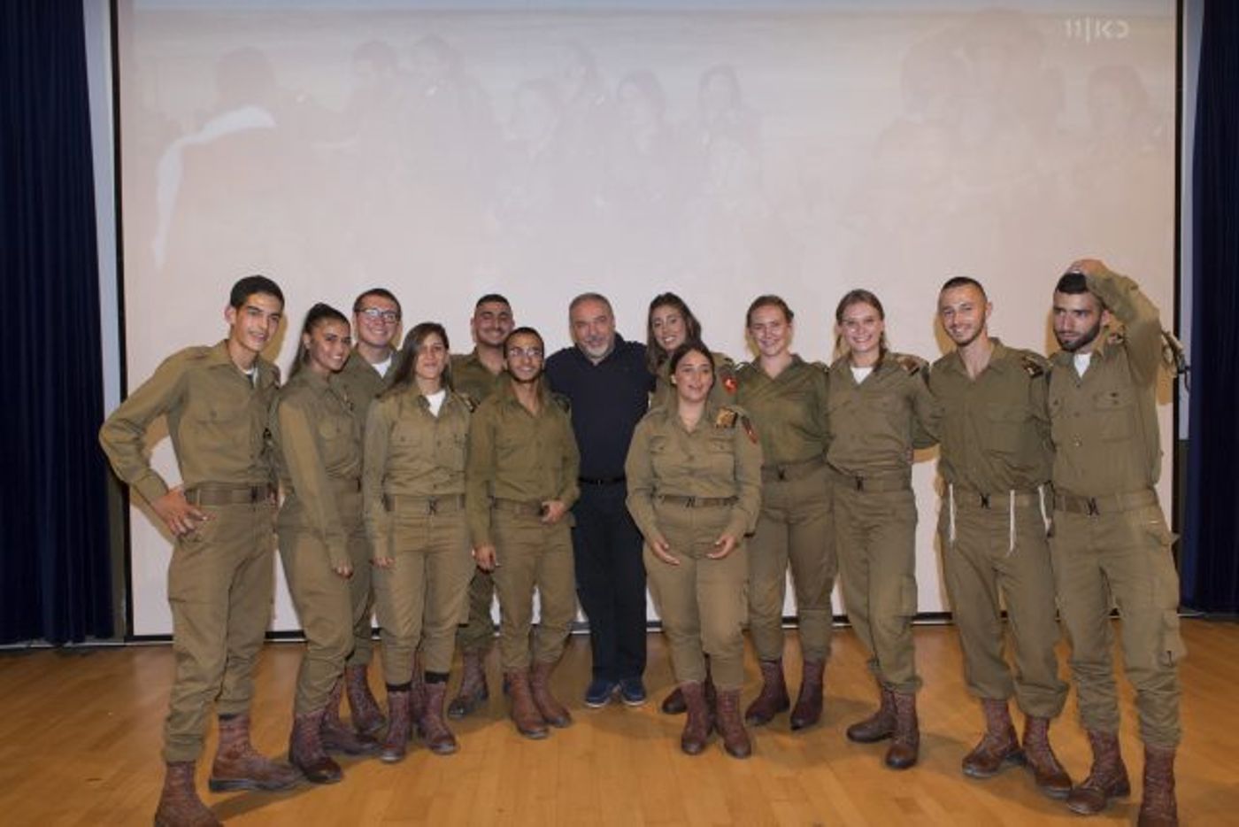 גיבורי הסדרה ושר הביטחון