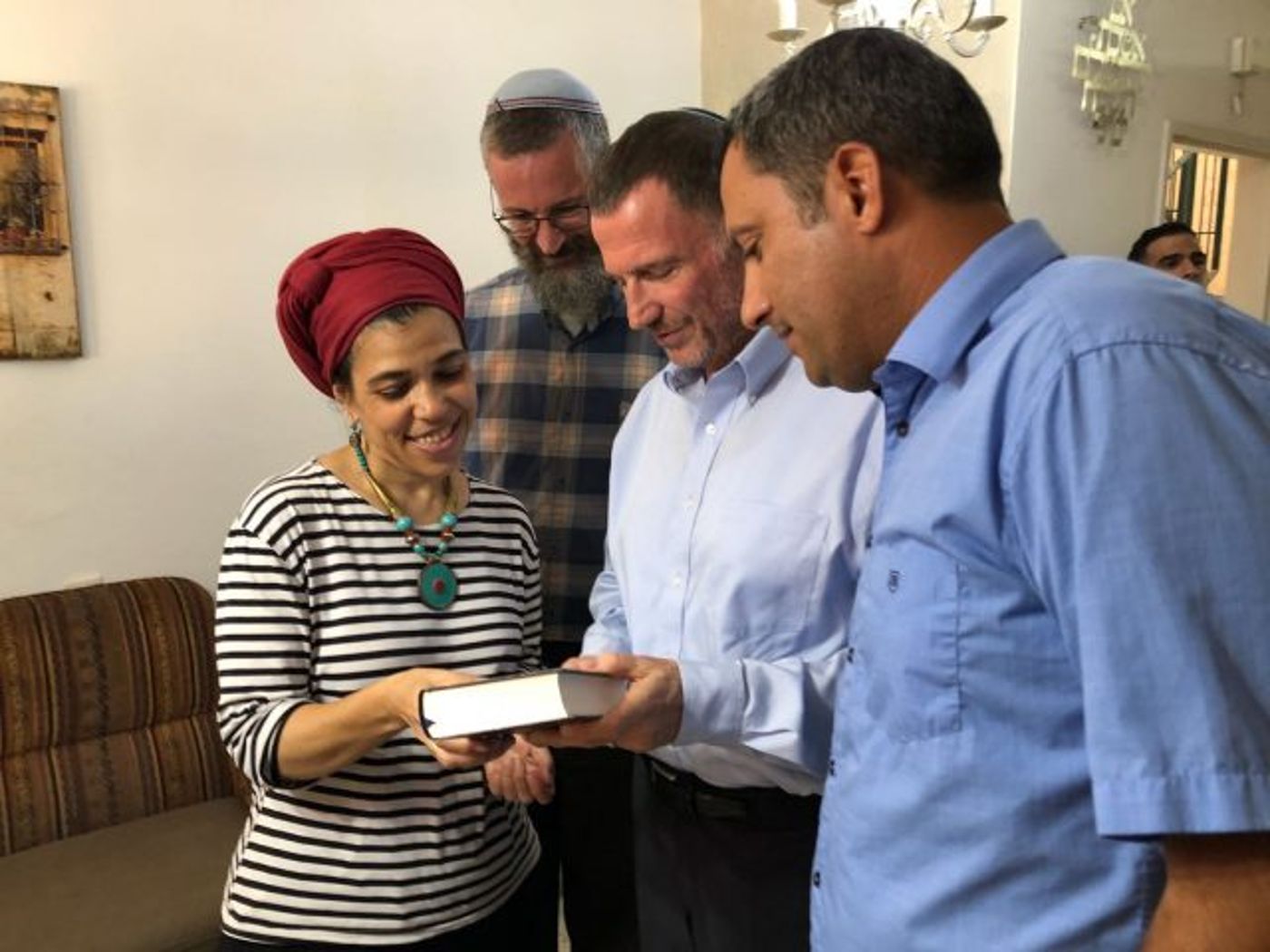 אדלשטיין מבקר עם דוידי את המשפחה שנפגעה