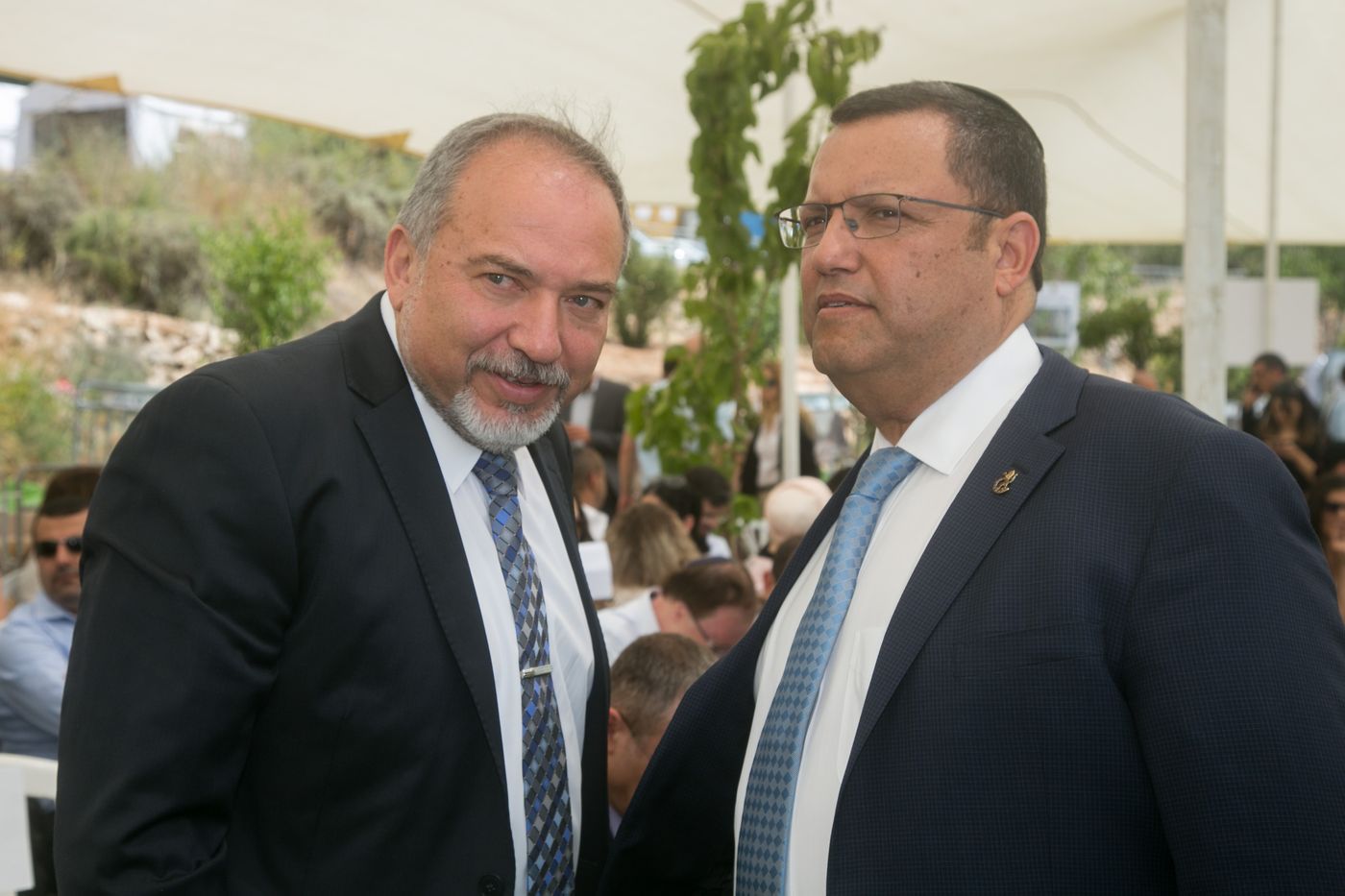 מכה למשה ליאון – אביגדור ליברמן לא יתמוך בו