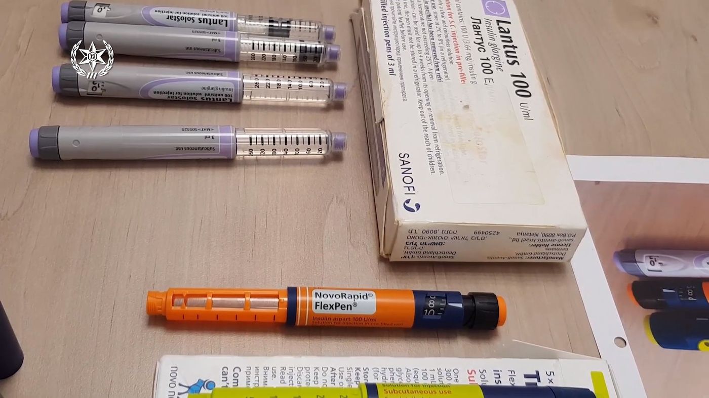 הזריקה לילדים אינסולין כדי לקבל כספי ביטוח לאומי