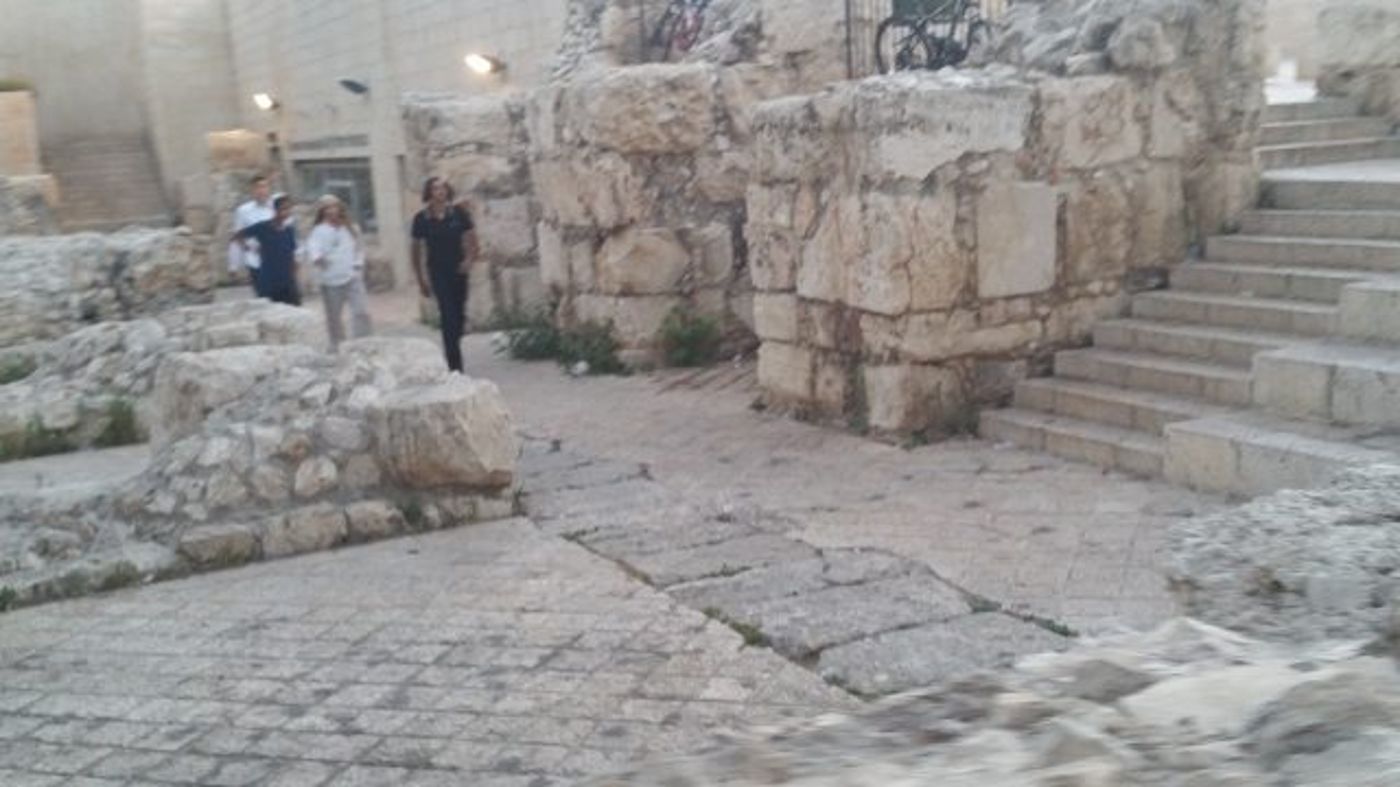 נערים בקשת דוידסון הסמוכה לכותל המערבי