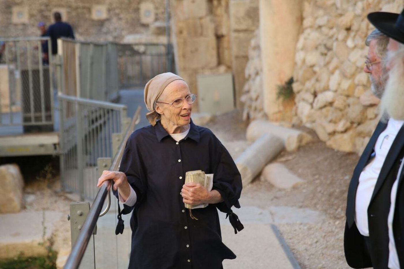 האישה שניצלה מהאבן מודה: "ברוך שעשה לי נס"