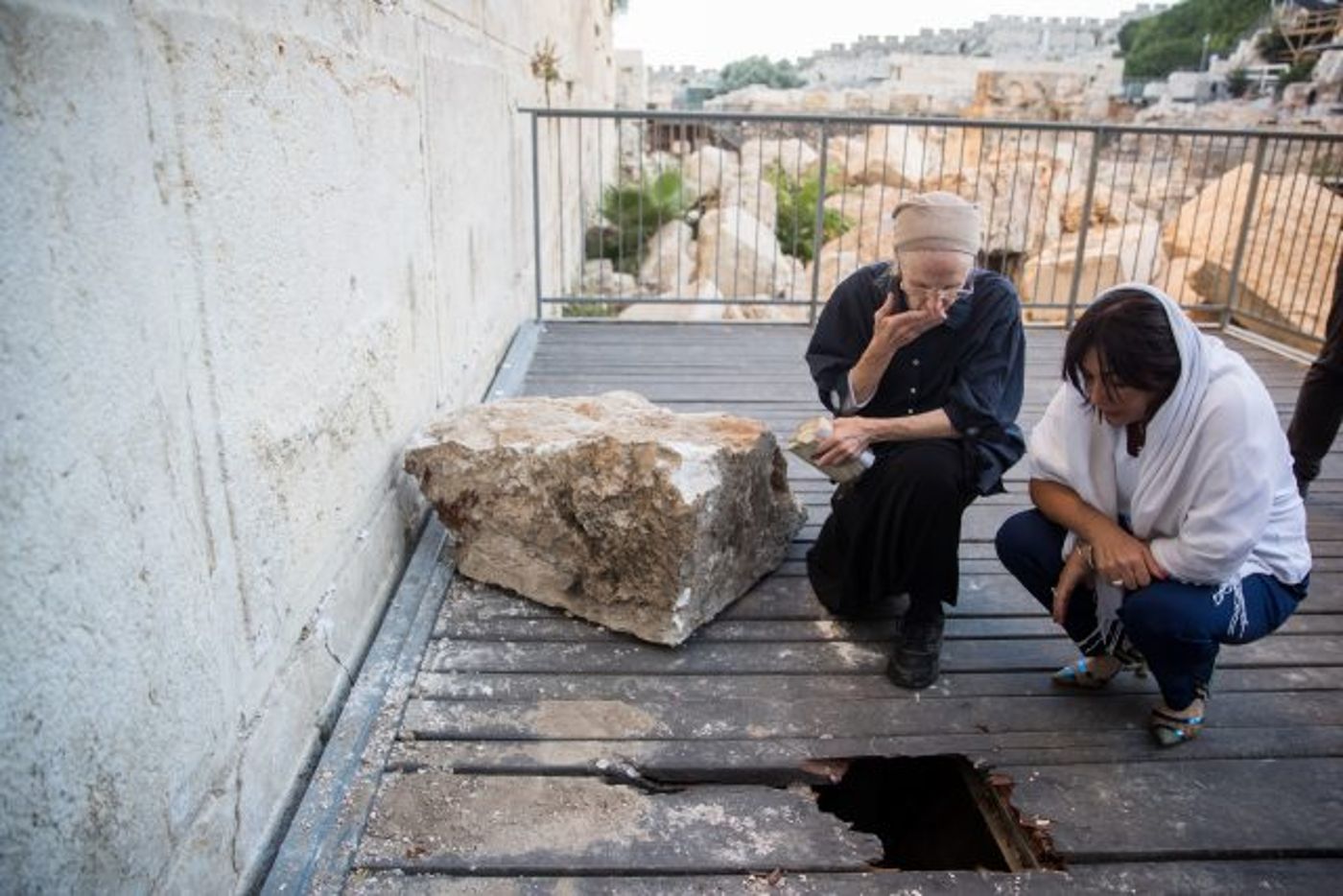 רגב והאישה שניצלה במקום נפילת האבן