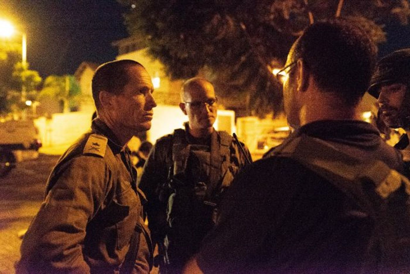מפקד פיקוד המרכז, אלוף נדב פדן, ומפקד החטיבה המרחבית "בנימין", אלוף-משנה שרון אסמן, בתדרוך בשטח (קרדיט: דו"צ)