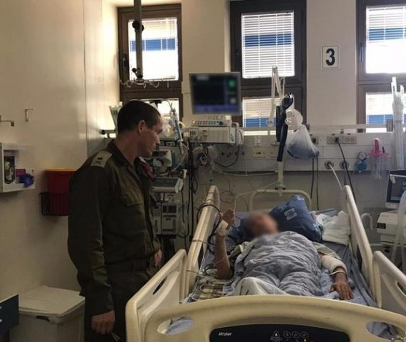 מפקד פיקוד המרכז, אלוף נדב פדן, מבקר את הפצוע המטופל בבית החולים