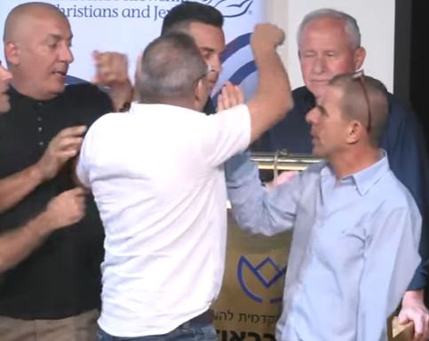 צפו: דיכטר מותקף על ידי פעילים דרוזים