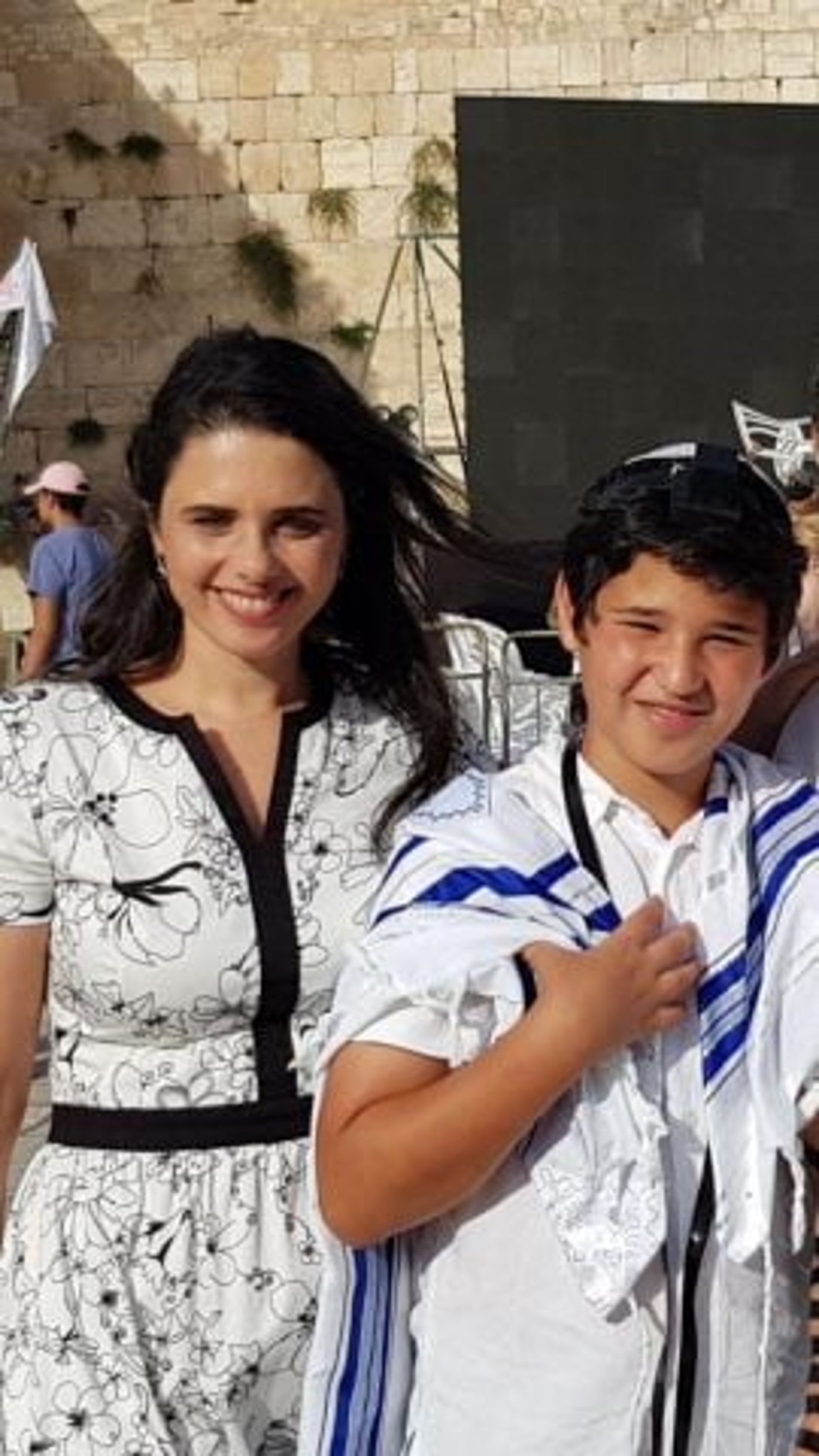 שקד בהנחת התפילין לבנה. בלי תמונת בעלה