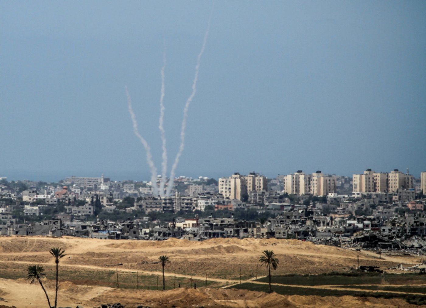 צפו: הורים מחפשים את ילדיהם בזמן ירי הרקטות