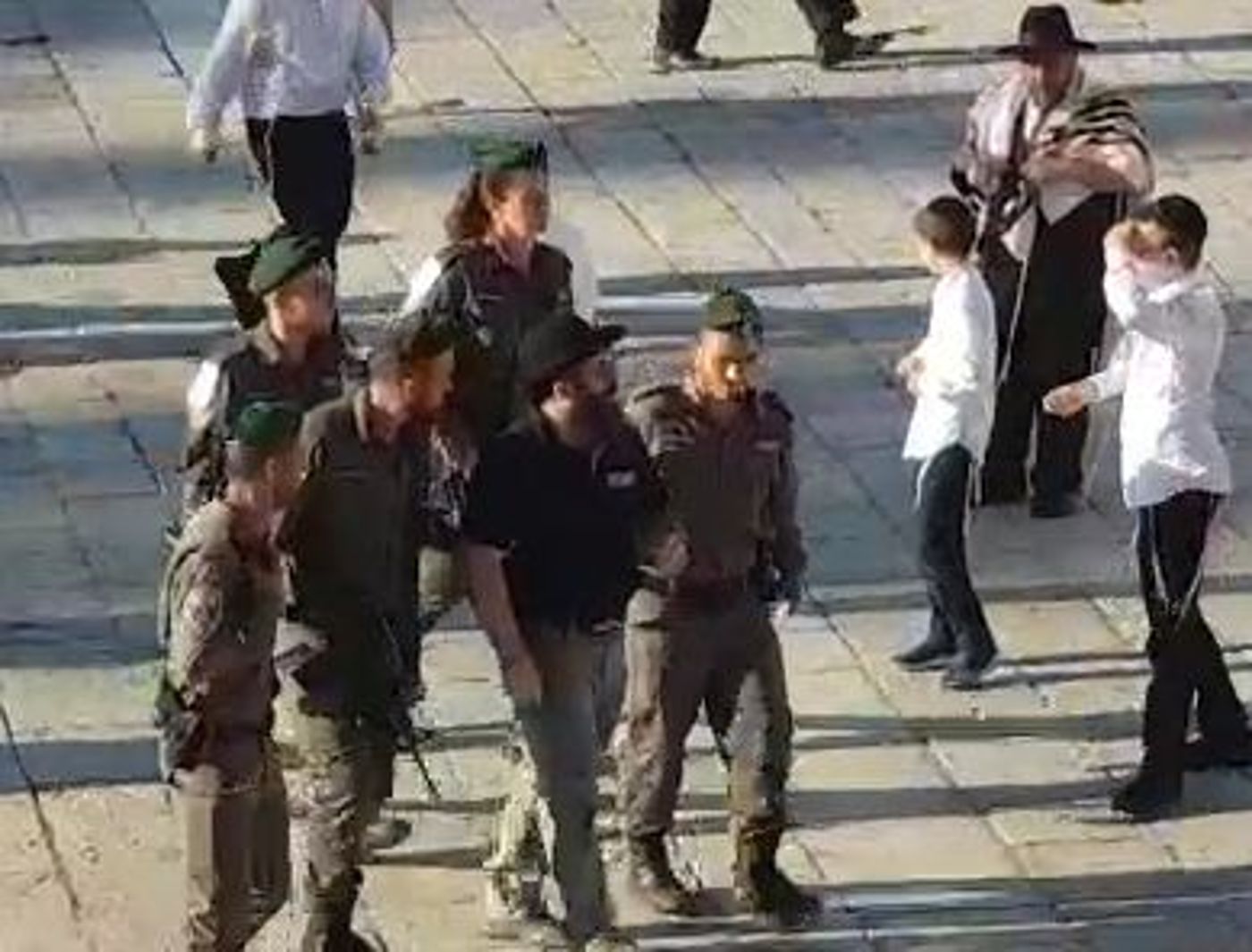 צפו: המשטרה עצרה פעיל שתקף מתפללים בכותל