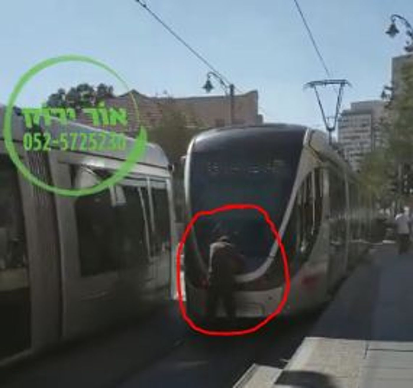 'משחק' חדש בי-ם: נערים נתלים על הרכבת הקלה.צפו