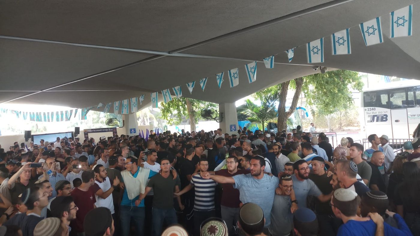תיעוד: מאות בני"שים כבשו את הבקו"ם. צפו