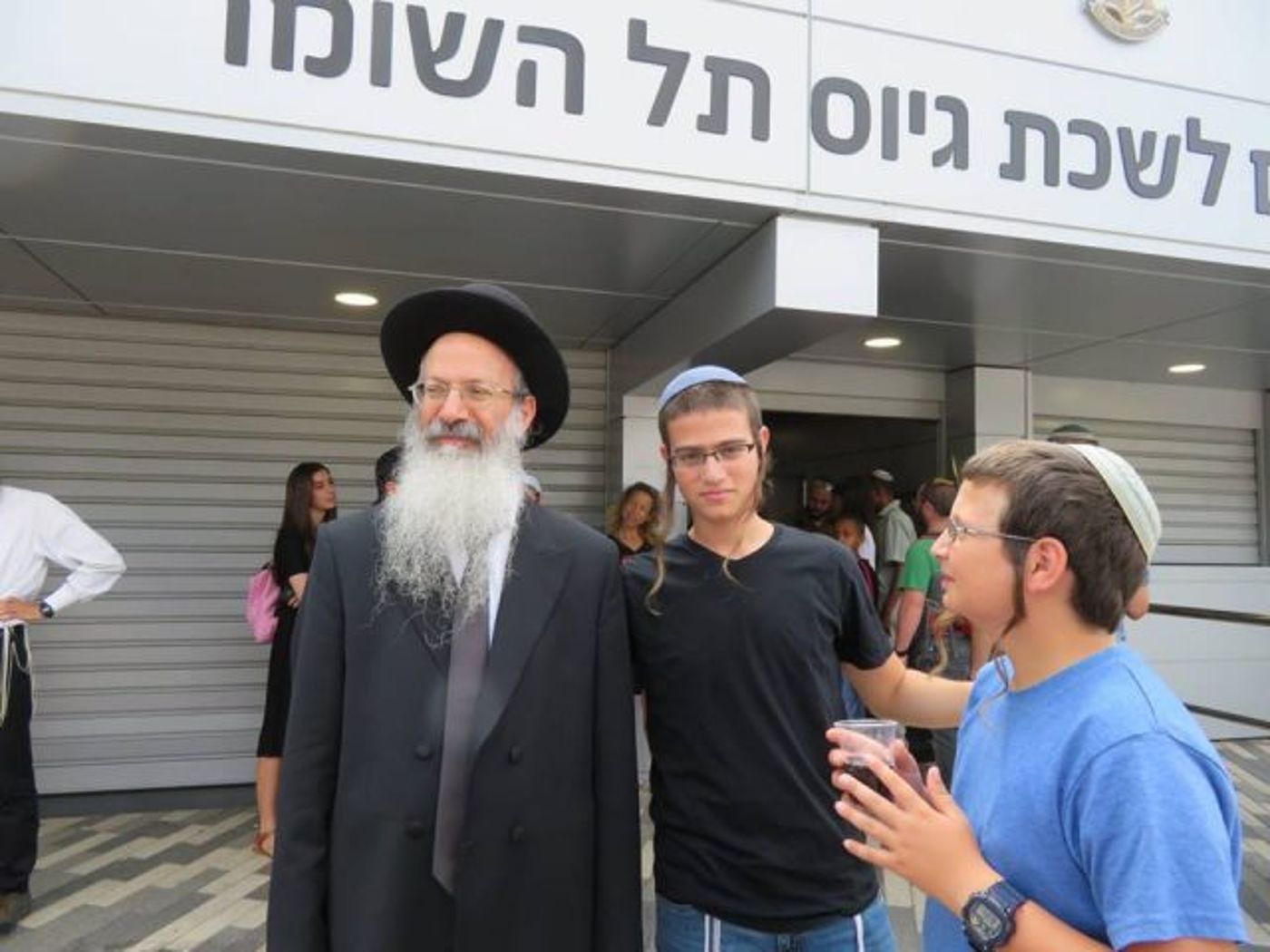 הרב אליעזר מלמד מלווה את בנו הלומד בישיבת ניר קריית ארבע-חברון לגיוס לחיל הים