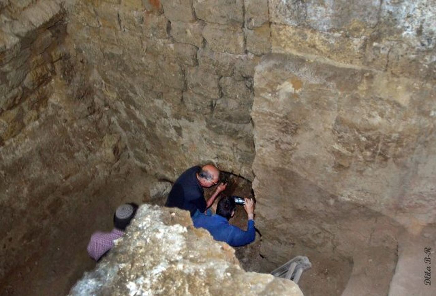 הירידה לאחד מהחללים התת קרקעיים שנחשפו במהלך העבודות