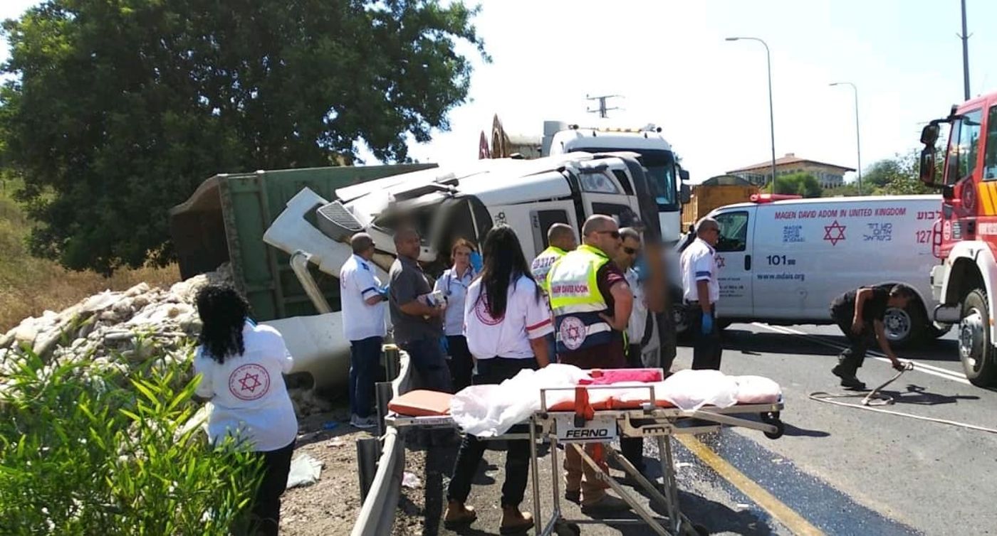 צומת נבות: נהג משאית כבן 25 נלכד, מצבו בינוני