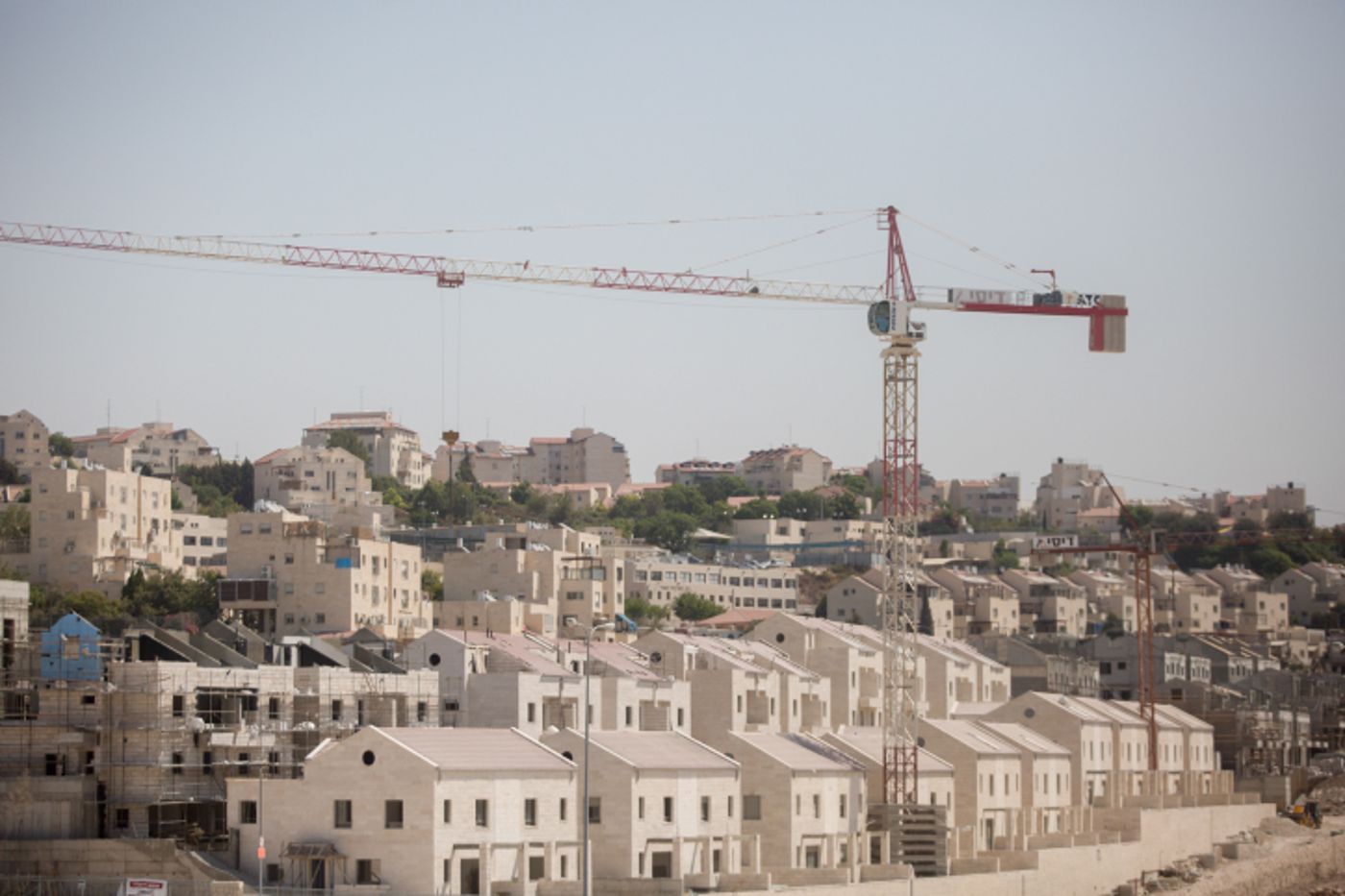 אסון: מנוף פגע בבניין והפיל ילד מקומה רביעית
