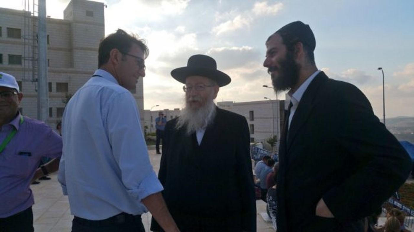 ליד שלדון אדלסון, בנט תוקף את מדיניות הממשלה