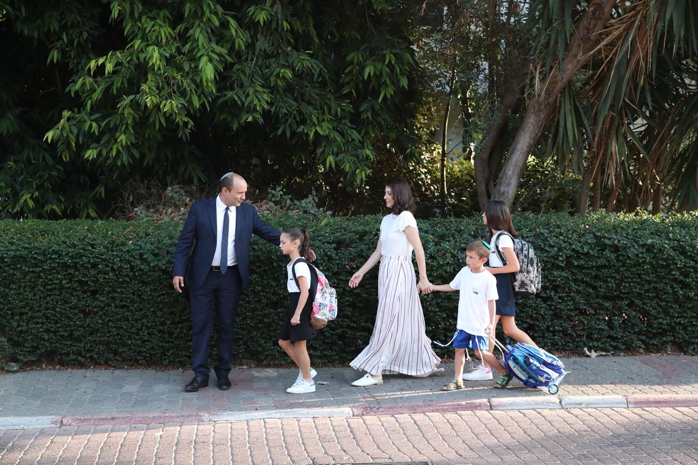 גלריה: משפחת בנט פותחת את שנת הלימודים. צפו