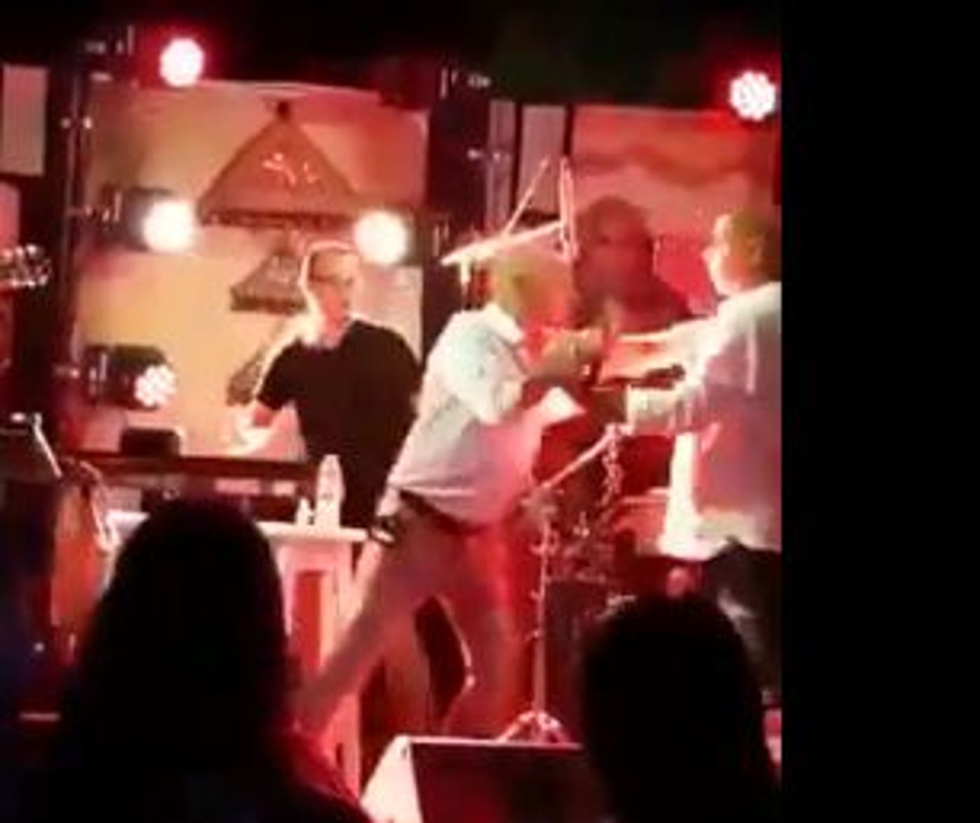 צפו: עלה לבמה באמצע הופעה והתעמת עם ישי לוי