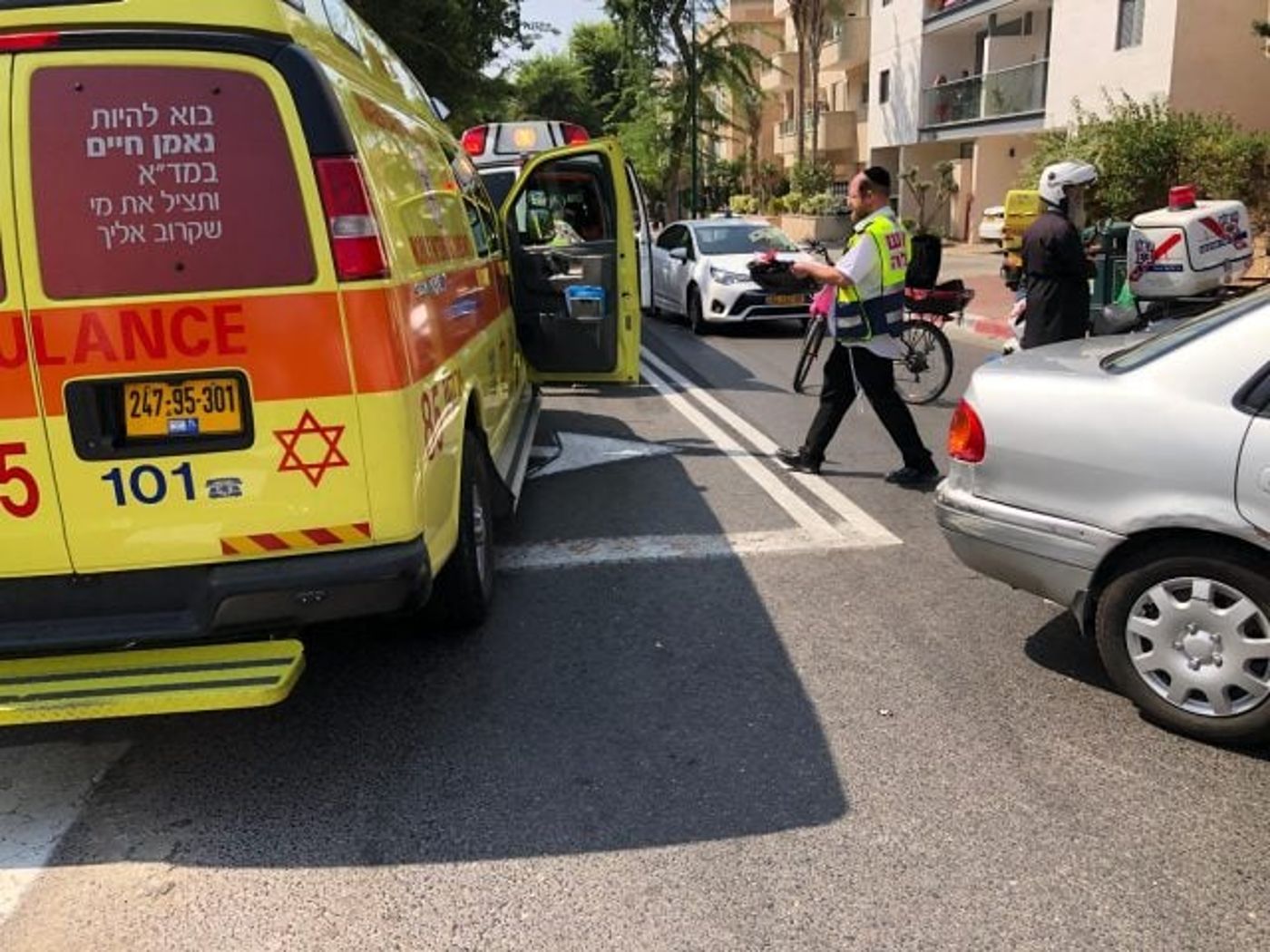 עף 10 מטרים: רוכב אופניים נפצע קשה מפגיעת רכב