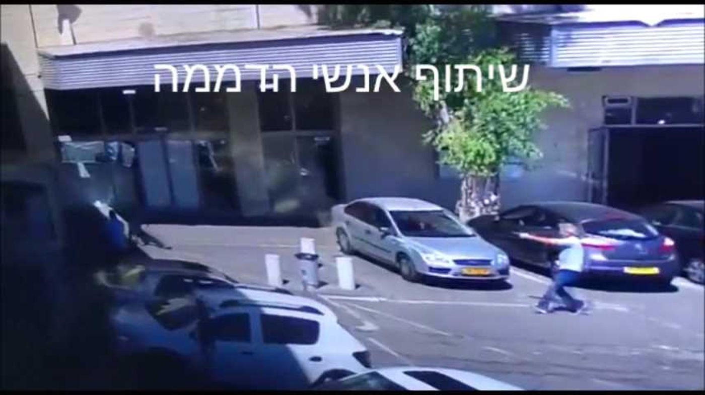 צפו: נדקר והספיק לירות על המחבל לפני שהתמוטט