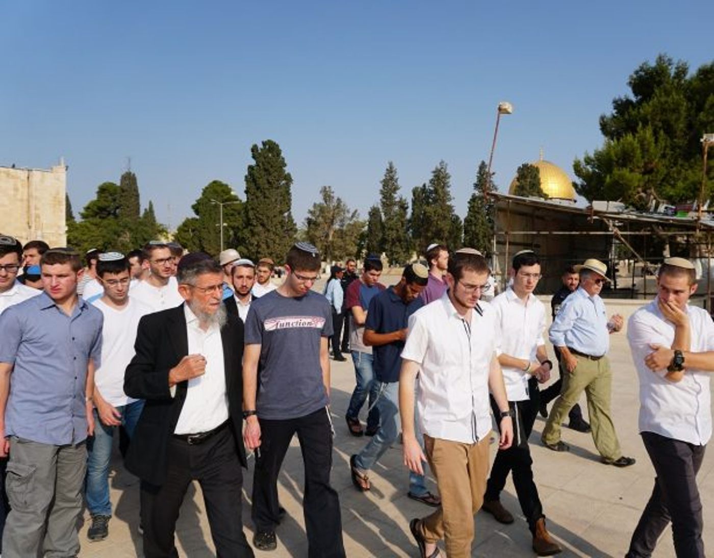 צפו: הרב יצחק שילת פורץ בבכי מול מקום המקדש