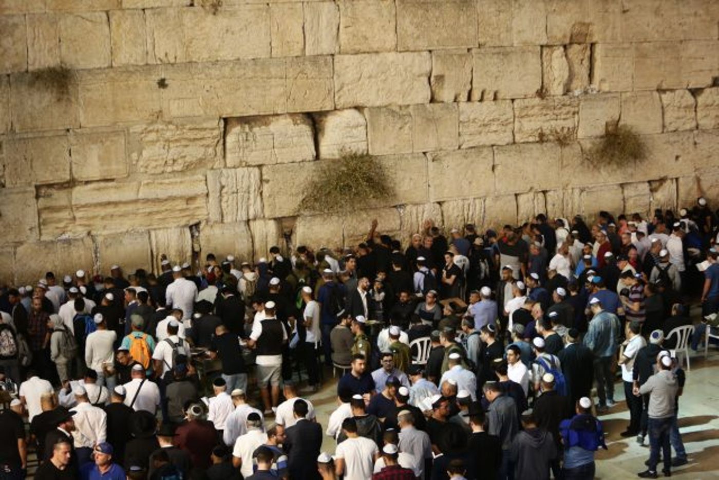 רגע לפני יום כיפור: המונים בסליחות בכותל • גלריה