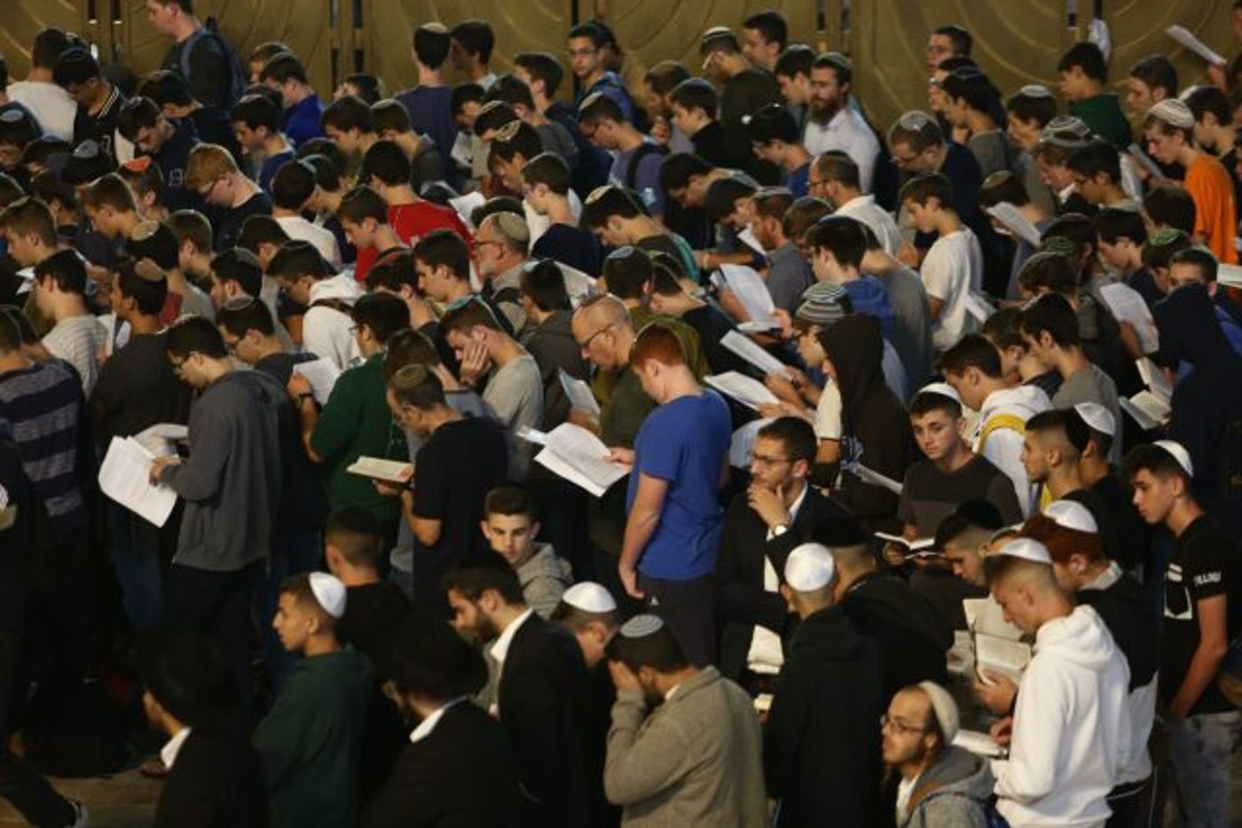 רגע לפני יום כיפור: המונים בסליחות בכותל • גלריה