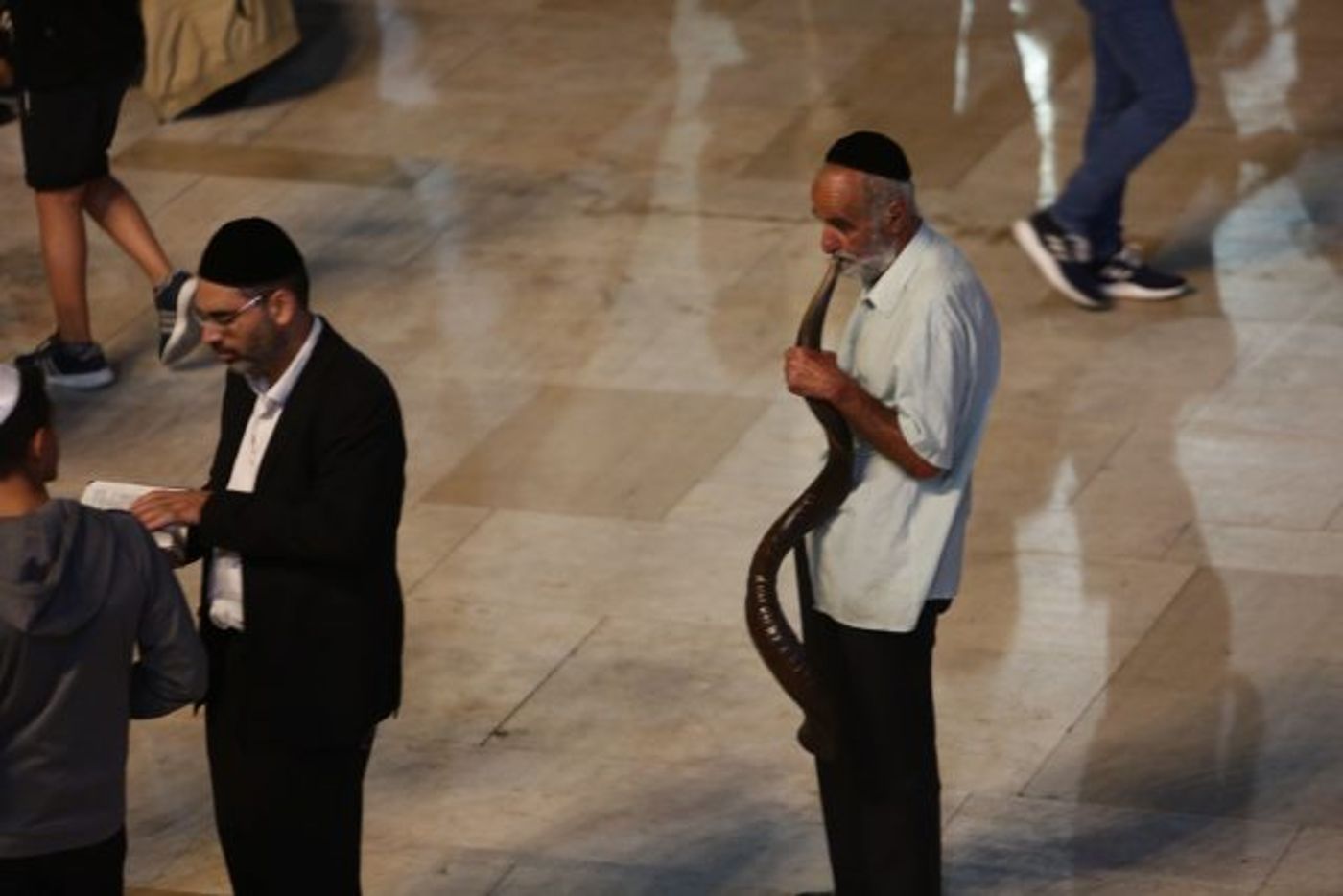 רגע לפני יום כיפור: המונים בסליחות בכותל • גלריה