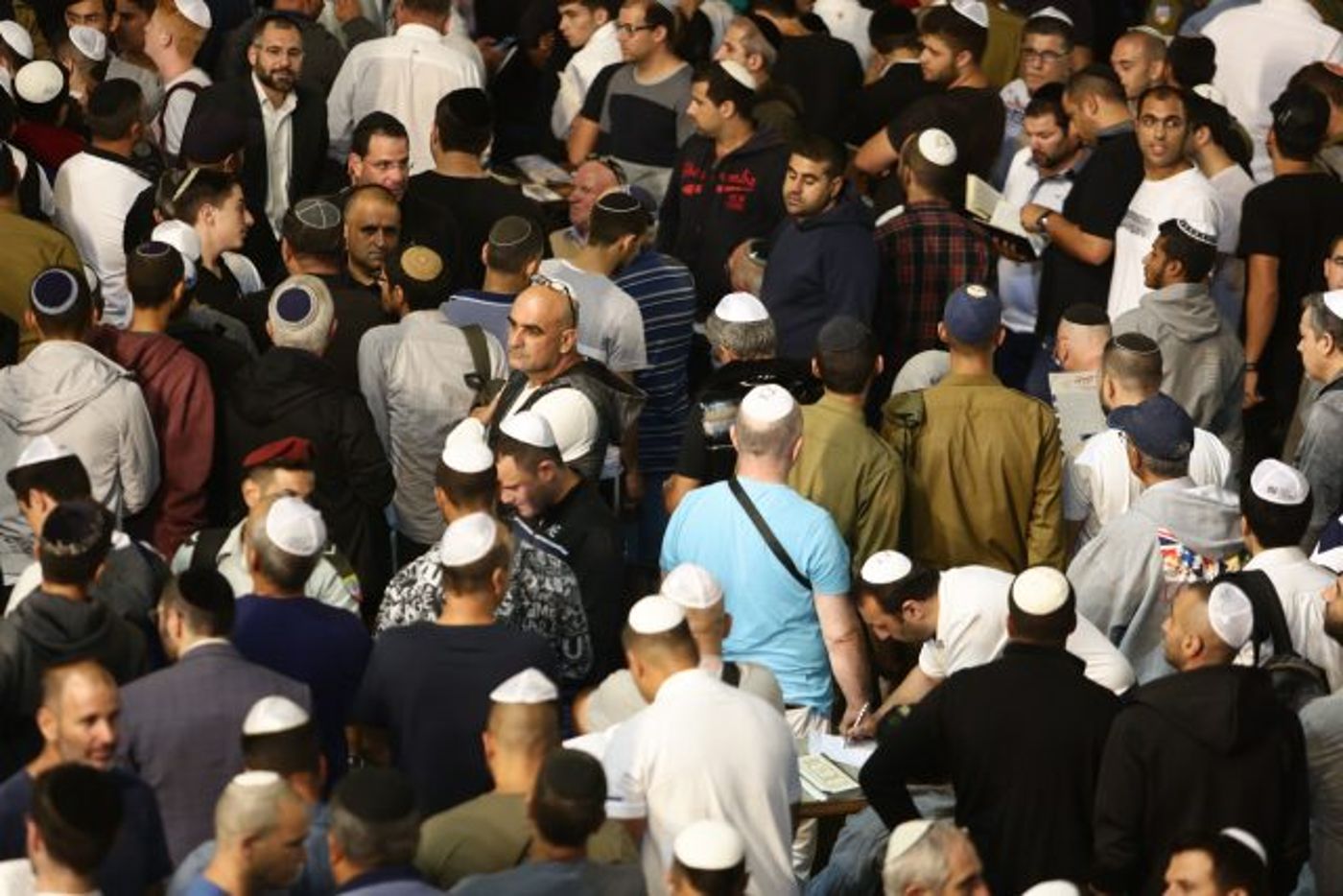רגע לפני יום כיפור: המונים בסליחות בכותל • גלריה