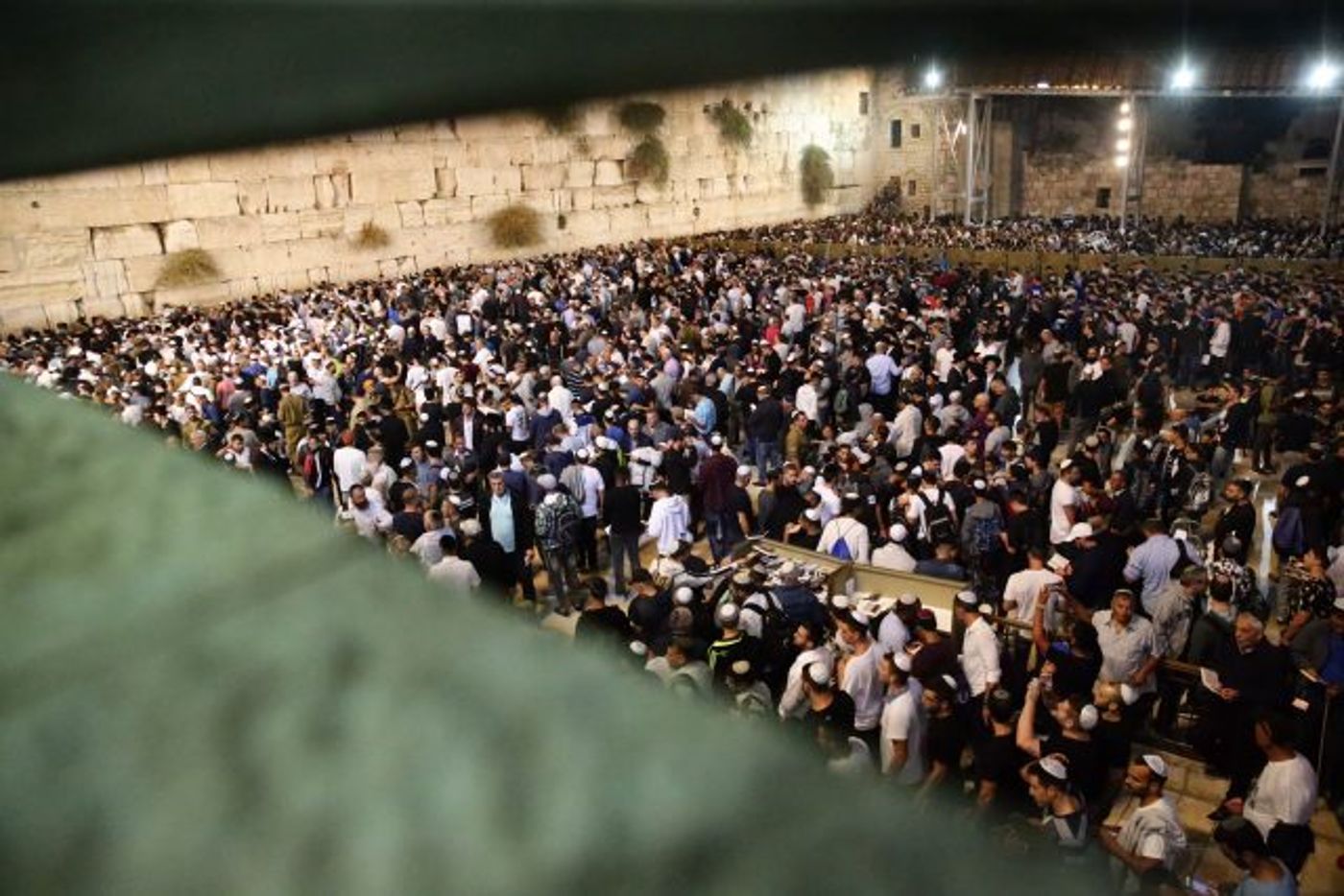 רגע לפני יום כיפור: המונים בסליחות בכותל • גלריה