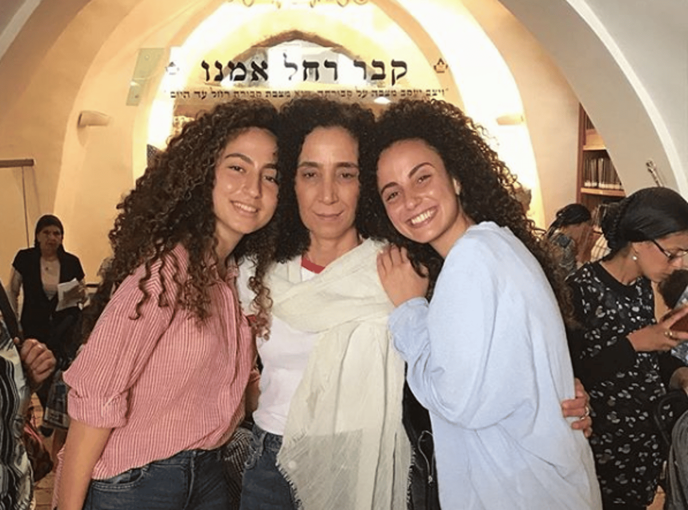 עם אמא רחל אצל רחל אמנו (צילום מתוך אינסטגרם yuvaldayan1@)