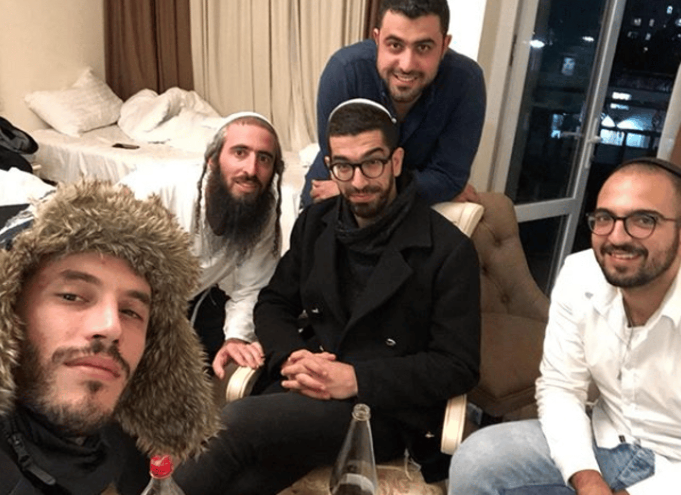 גושן, ריבו ובן ארי מתכוננים מראש אצל רבי נחמן (צילום מתוך אינסטגרם: hananbenariofficial@)