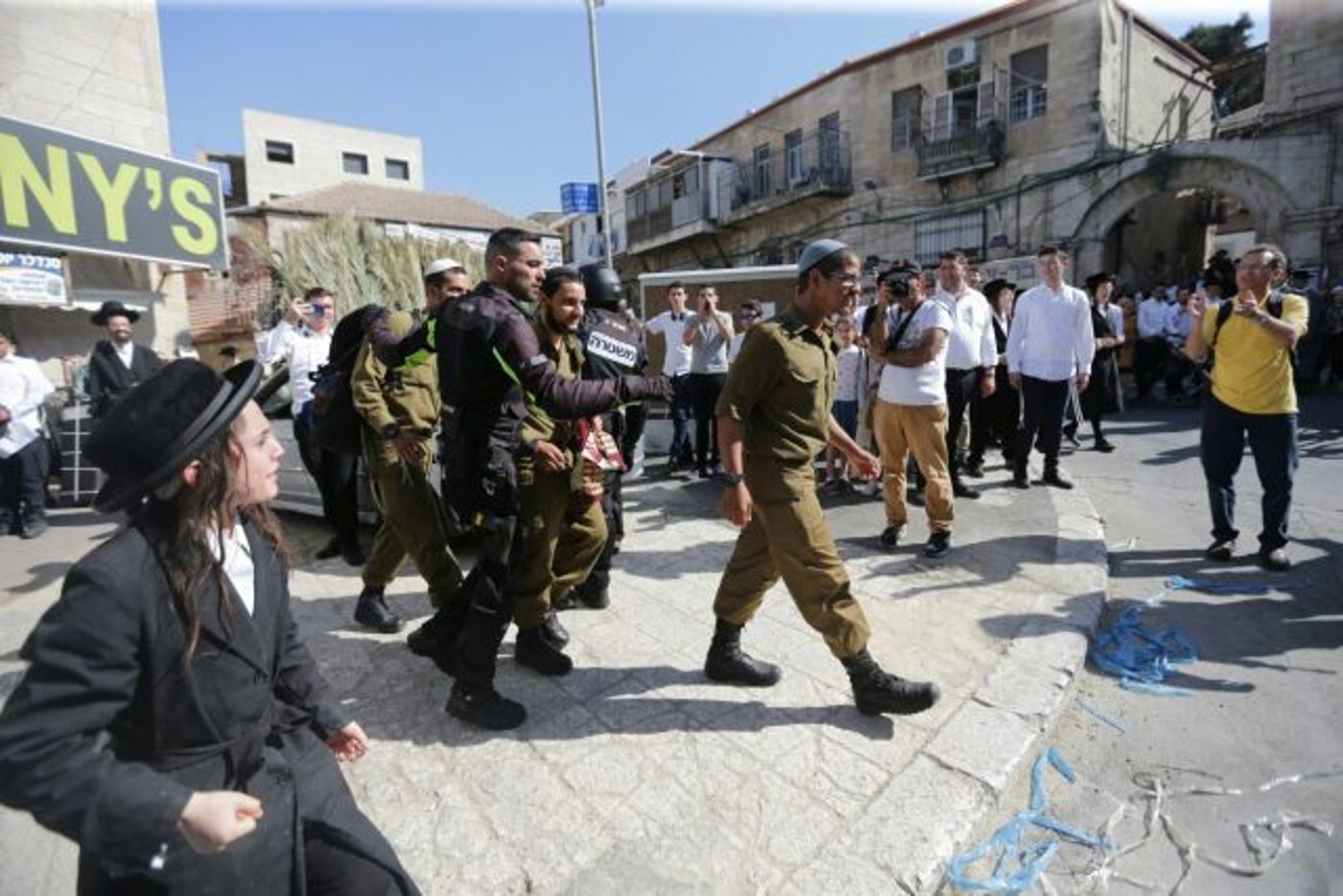 תיעוד: 3 חיילים הותקפו וחולצו ממאה שערים