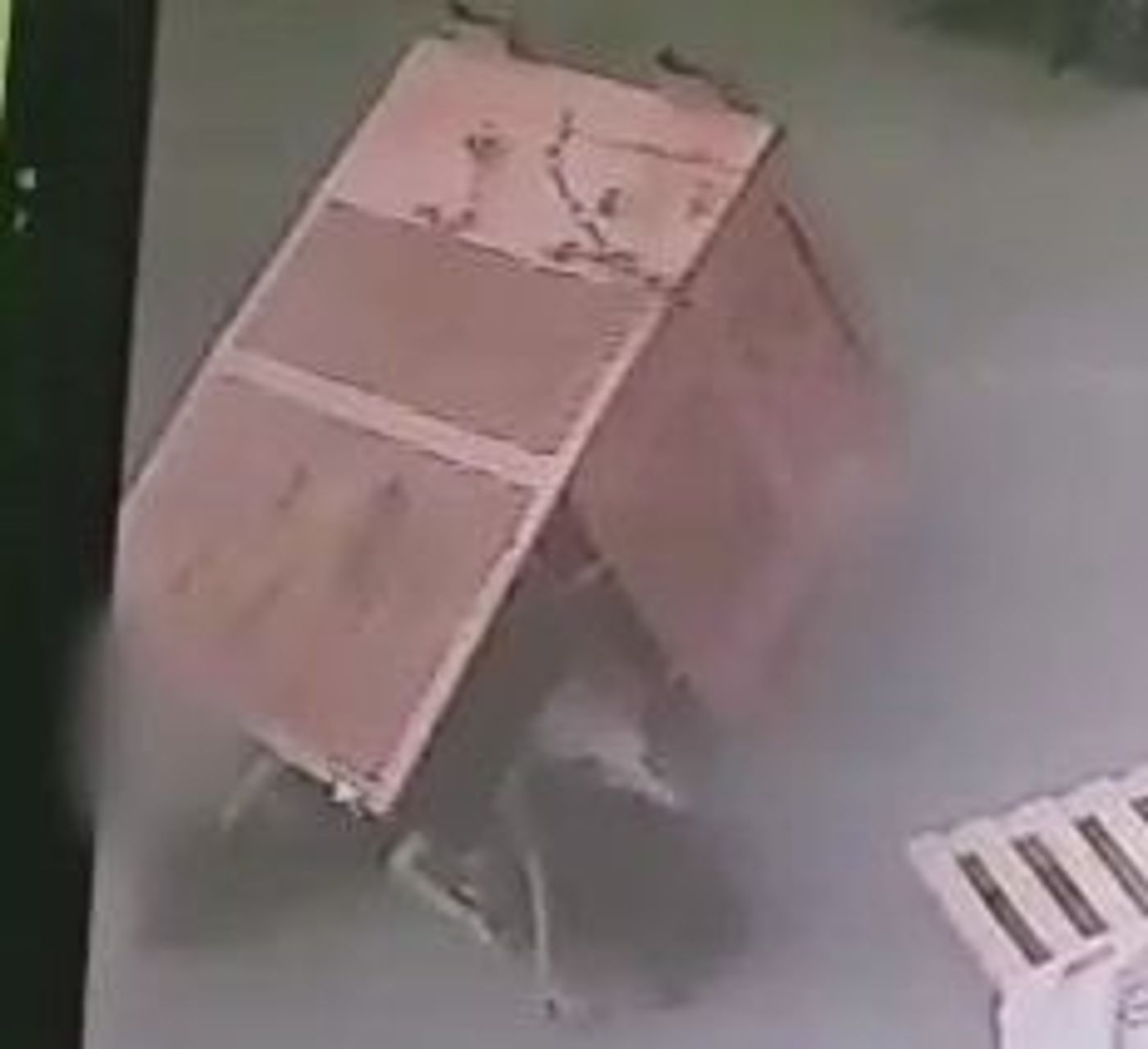 קשה לצפיה: נערות נופלות ממלגזה ומתרסקות מגובה