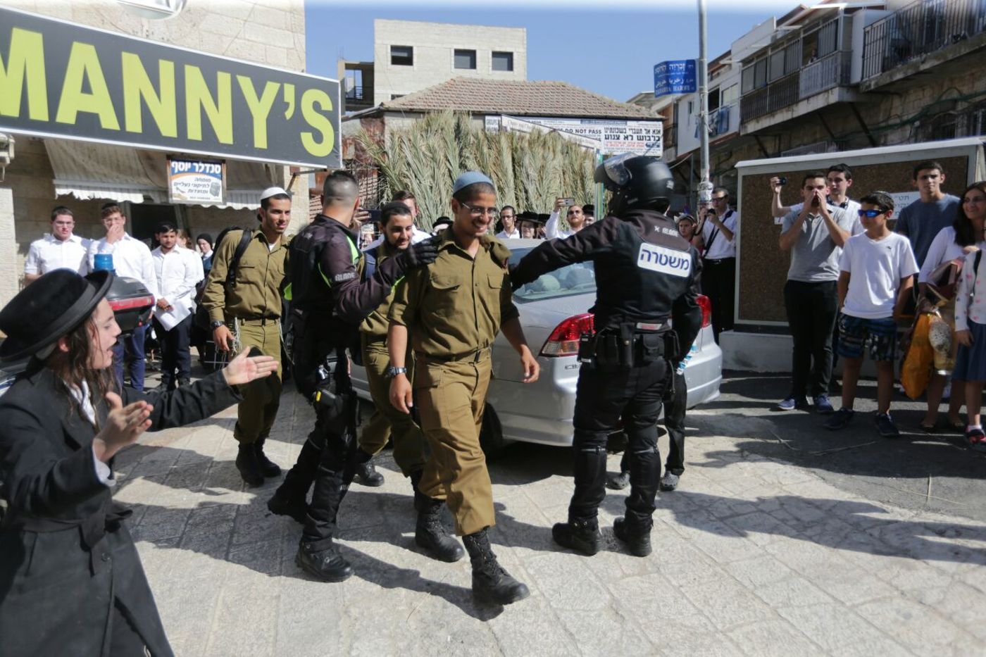 תיעוד: 3 חיילים הותקפו וחולצו ממאה שערים