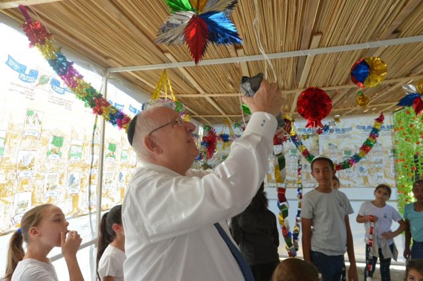 קישוט הסוכה במשכן הנשיא