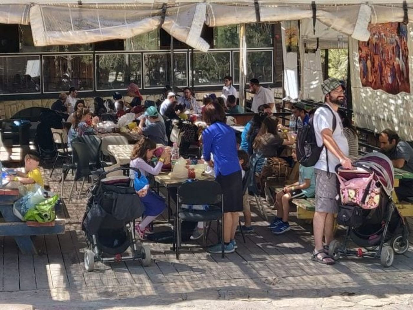 המונים בסוכות (קרדיט: תיירות גוש עציון)