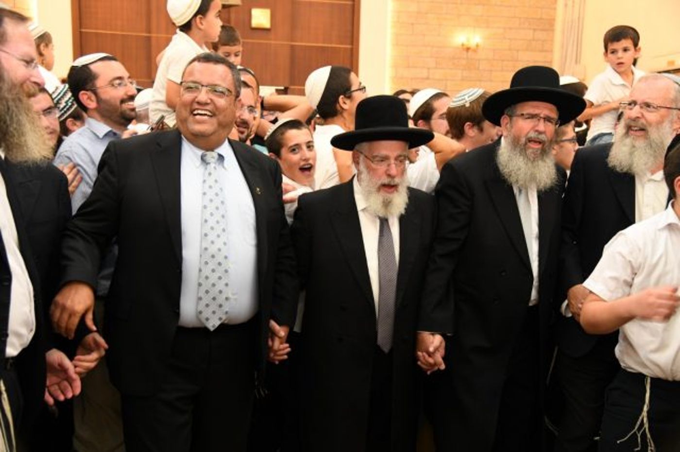 גלרית ענק: שמחת בית השואבה ב'מרכז הרב'. צפו