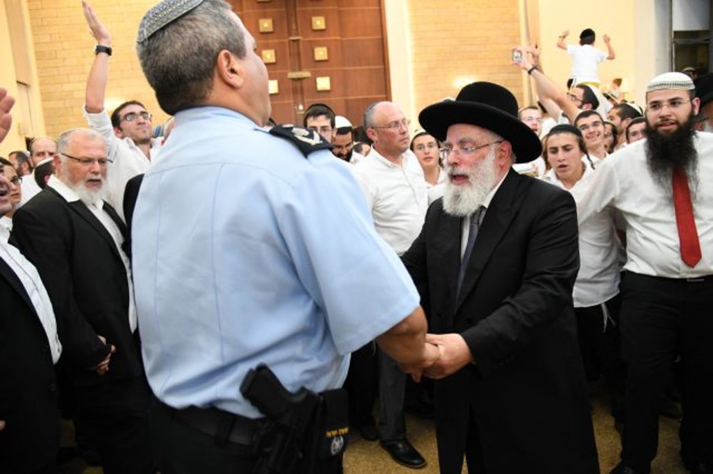 גלרית ענק: שמחת בית השואבה ב'מרכז הרב'. צפו