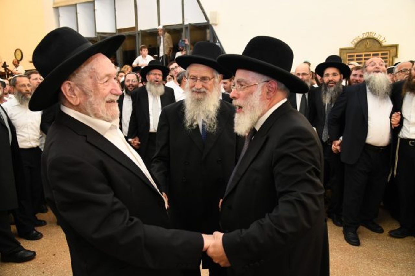 גלרית ענק: שמחת בית השואבה ב'מרכז הרב'. צפו