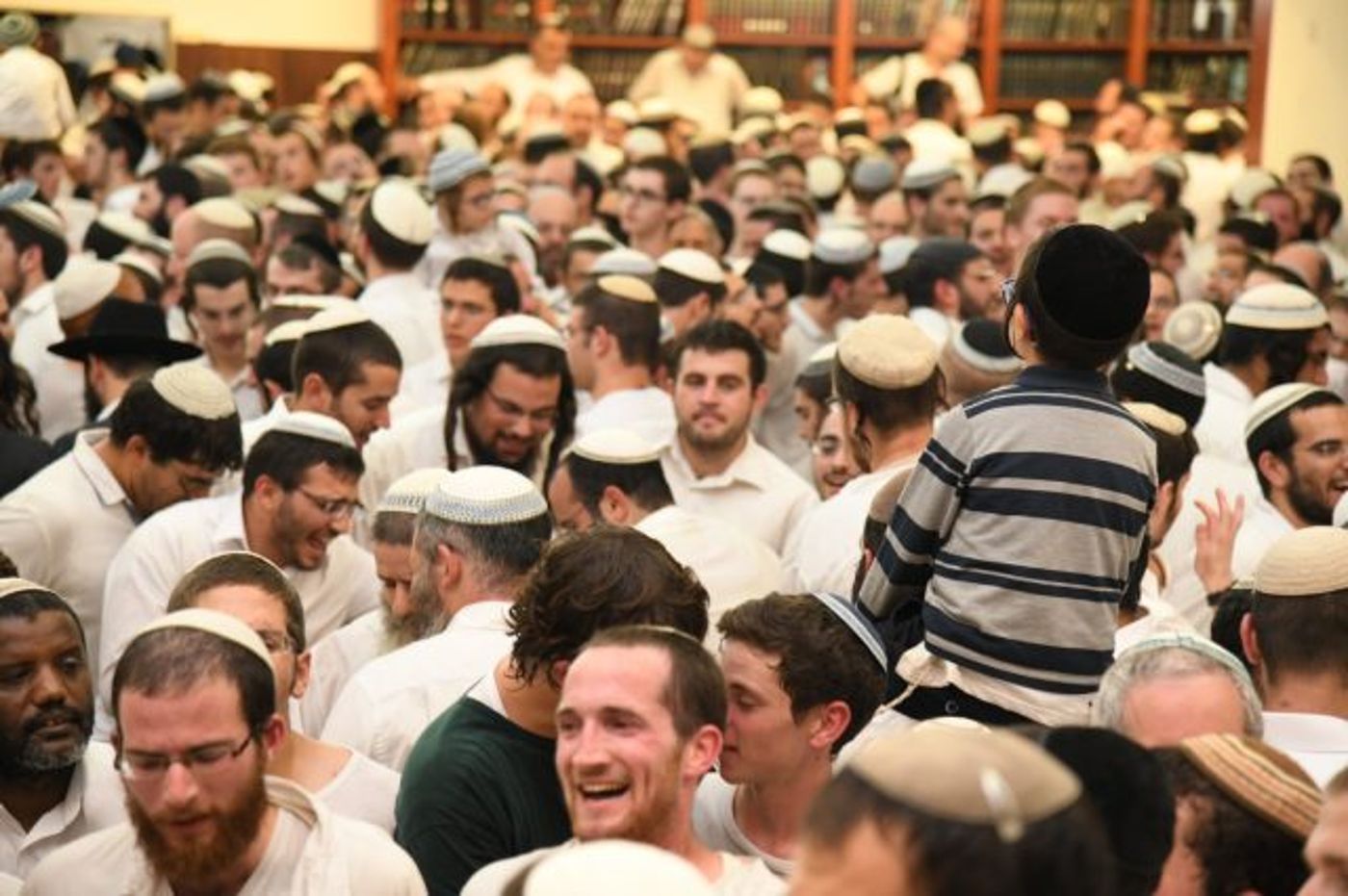 גלרית ענק: שמחת בית השואבה ב'מרכז הרב'. צפו