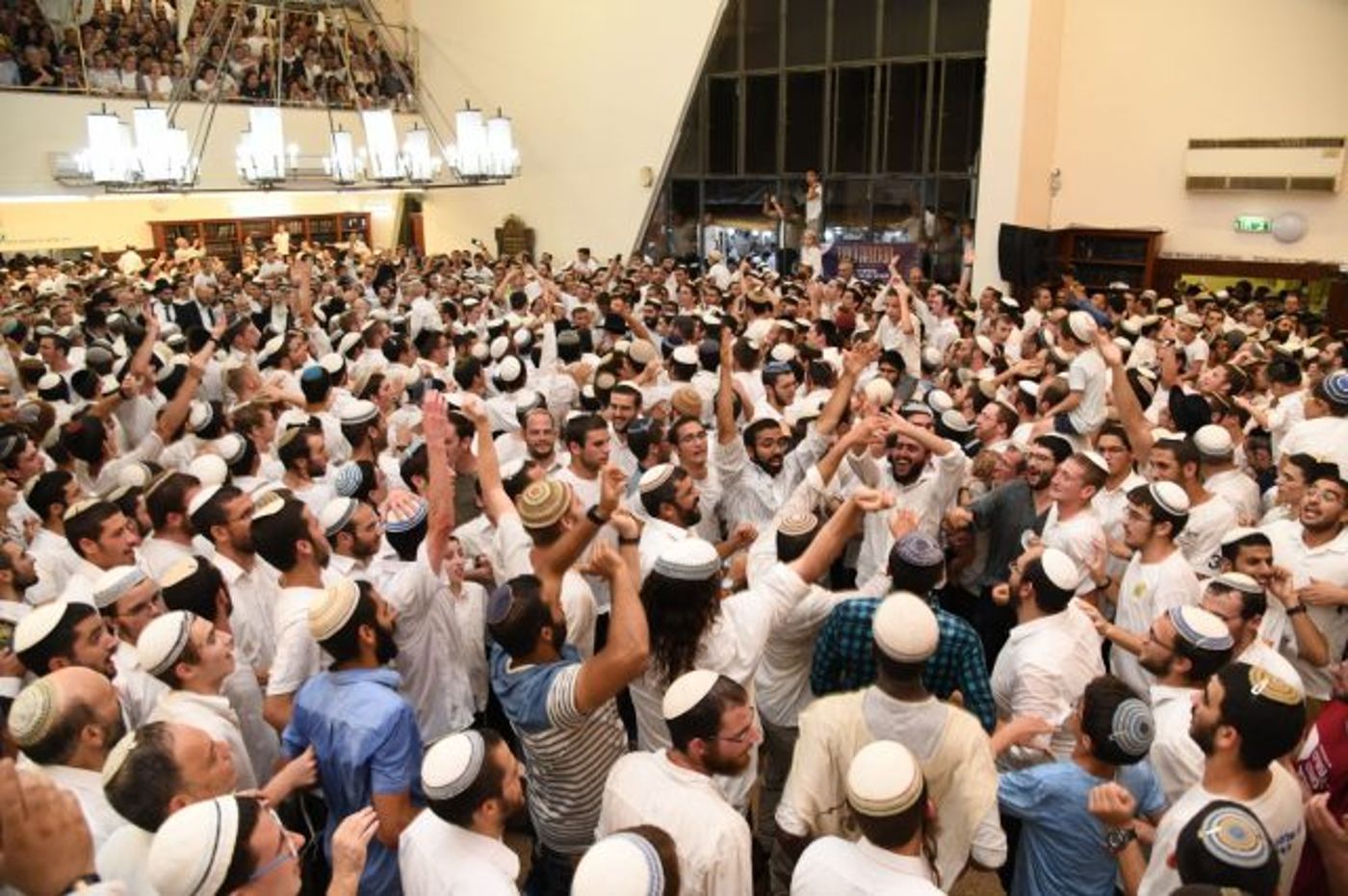 גלרית ענק: שמחת בית השואבה ב'מרכז הרב'. צפו